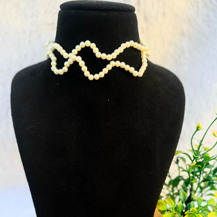 Beautiful Pearl Necklace Features A Unique Zikzak Design